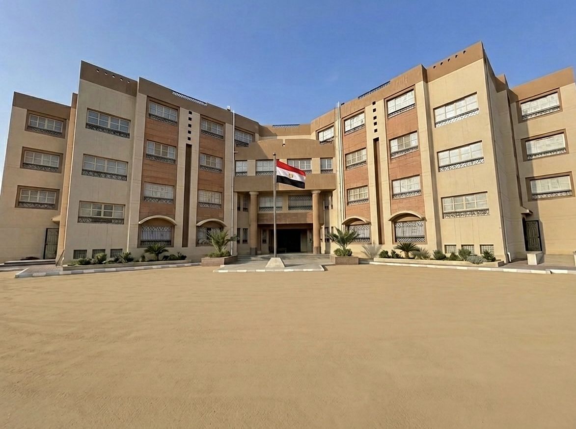 مدرسة تعليم أساسي بالعاشر من رمضان